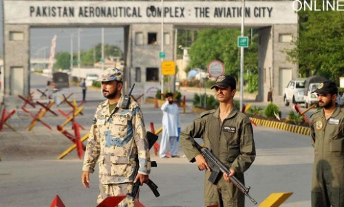 空军基地遭袭后,巴基斯坦派出部队在机场附近执行警戒任务。 空军基地遭袭后,巴基斯坦派出部队在机场附近执行警戒任务。