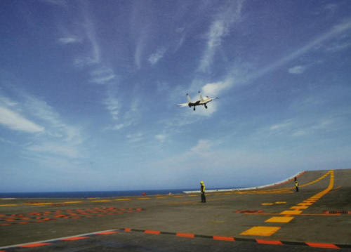 编号为556的歼15舰载战斗机在辽宁舰上进行着舰试飞。 编号为556的歼15舰载战斗机在辽宁舰上进行着舰试飞。