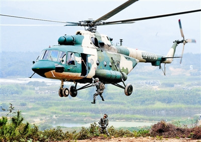 10月23日,南京军区某部“红四连”官兵进行机降训练,以实际行动迎接党的十八大。彭 贵摄 10月23日,南京军区某部“红四连”官兵进行机降训练,以实际行动迎接党的十八大。彭 贵摄