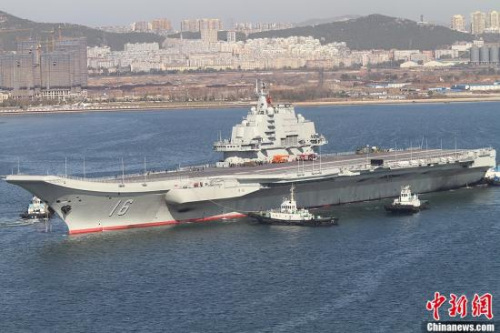 10月30日10时20分,中国航母“辽宁舰”停靠在辽宁省大连港码头,完成了其正式交接入役后的首次出海。图为当日向大连港码头驶入的“辽宁舰”。<a target='_blank' href='http://www.chinanews.com/'>中新社</a>发 宋太盛 摄 10月30日10时20分,中国航母“辽宁舰”停靠在辽宁省大连港码头,完成了其正式交接入役后的首次出海。图为当日向大连港码头驶入的“辽宁舰”。<a target='_blank' href='http://www.chinanews.com/'>中新社</a>发 宋太盛 摄