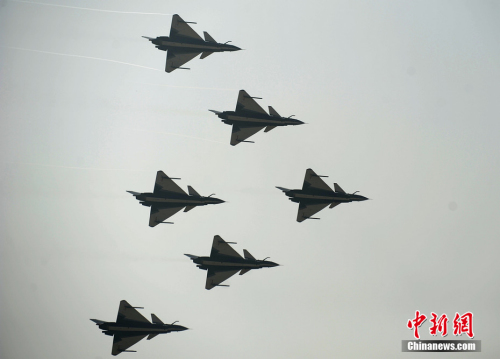 八一飞行表演队珠海献技 八一飞行表演队珠海献技