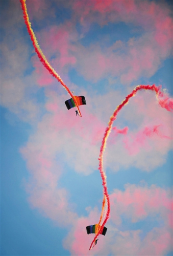 14日,中国空军跳伞运动大队表演。 14日,中国空军跳伞运动大队表演。