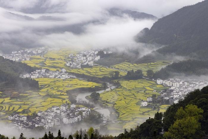 雨中婺源乡村云雾缭绕美不胜收