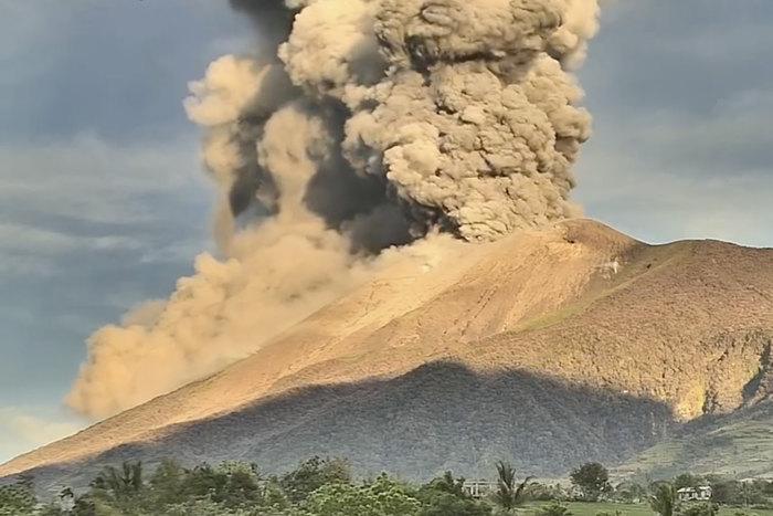 菲律宾坎拉翁火山喷发 火山灰柱高达4000米