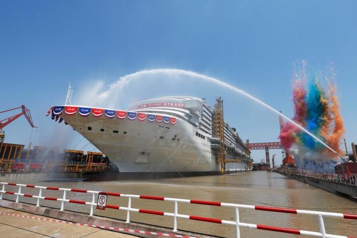 第二艘国产大型邮轮“爱达·花城号”实现坞内起浮