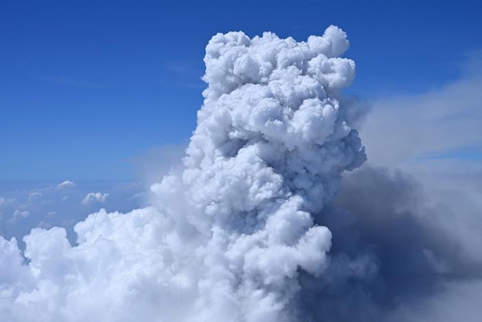 日本新燃岳火山喷发 火山灰柱高达5000米