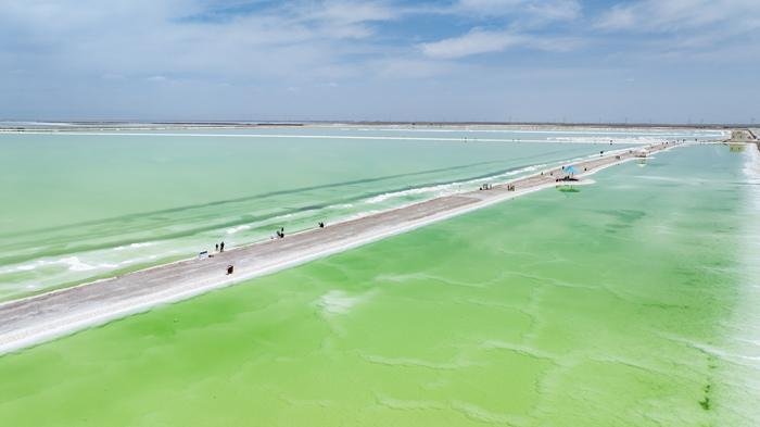 察尔汗盐湖碧绿宛如翡翠