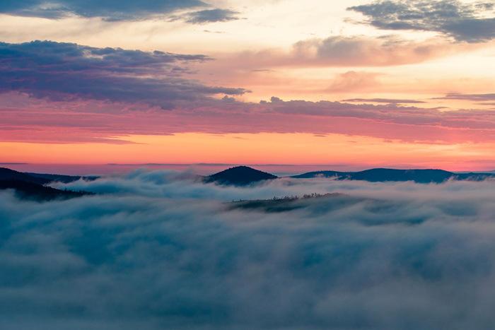 晨观内蒙古大兴安岭云巅日出