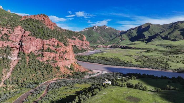 航拍青海玉树昂赛大峡谷壮美风光