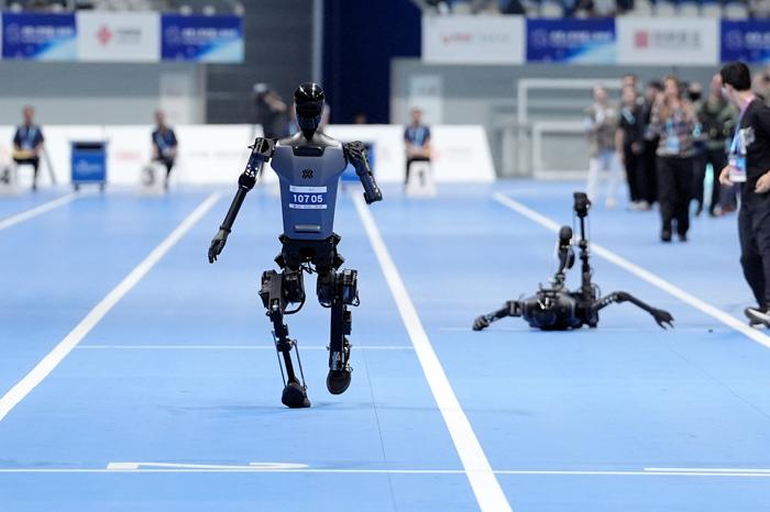 人形机器人运动会上演“百米飞人决战”