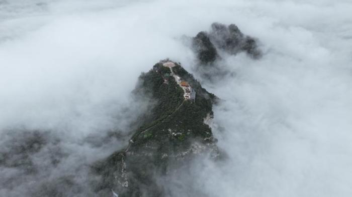 河南焦作：云海漫卷神农山