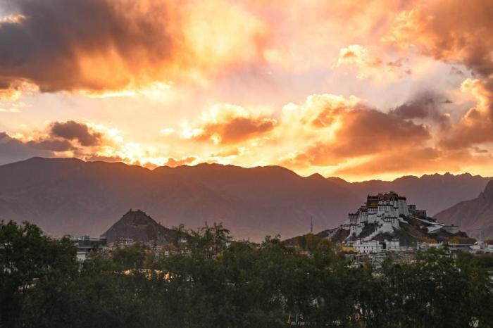 西藏拉萨：晚霞景色美