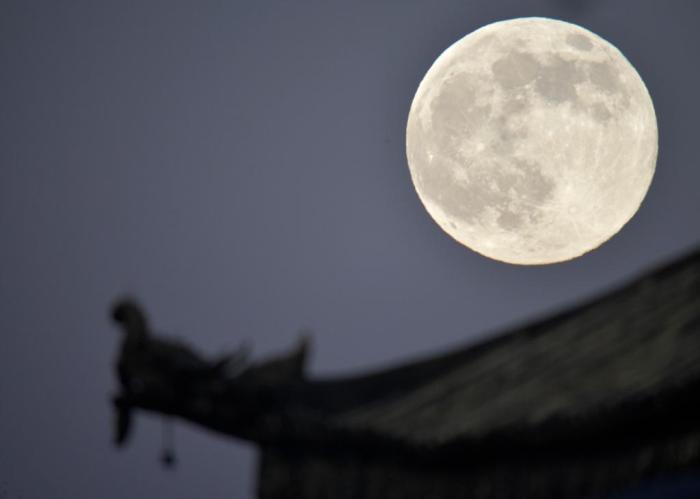 “超级月亮”现身西藏日喀则