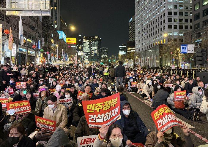 韩国民众庆祝尹锡悦弹劾案通过