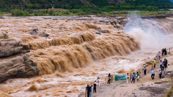 壶口瀑布现金黄色瀑布群