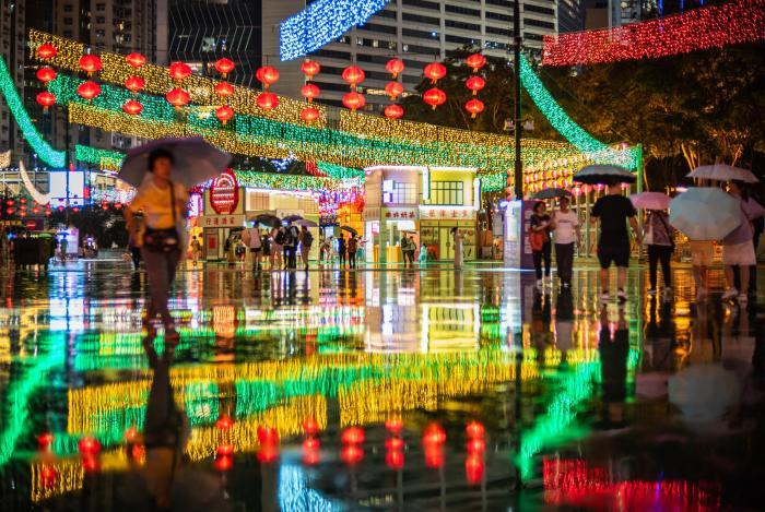 香港市民游客雨夜赏中秋彩灯